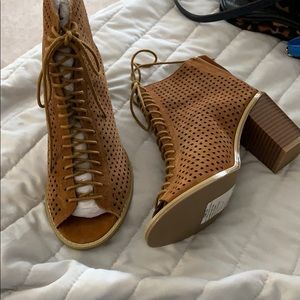 Steve Madden lace up bootie